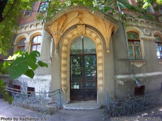 Красивая архитектура дома 26 по ул. Дмитриевской