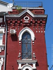 Фрагмент фасада дома 19 по ул. Петровского