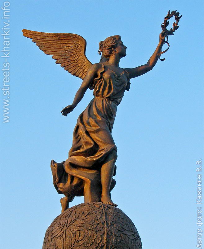 Новый памятник независимости Украины на площади Конституции