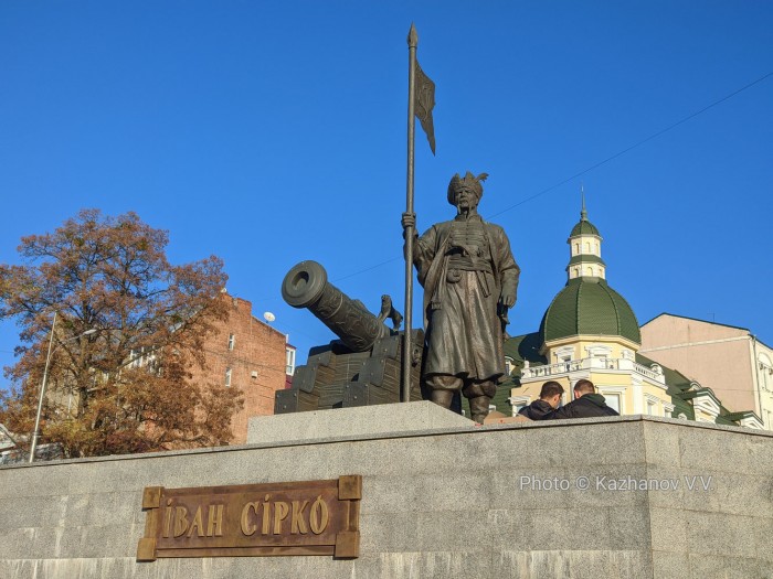 Памятник Ивану Сирко на Бурсацком спуске в Харькове