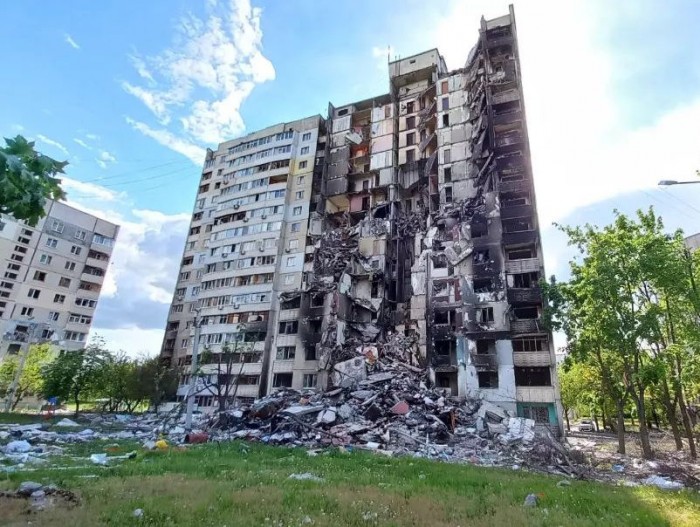 Многоэтажный жилой дом пострадавший от обстрела российской армией. 2022 год