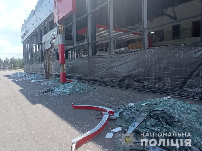 Поврежден автосалон в Харькове - полиция фиксирует последствия вражеских обстрелов