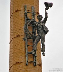 Скульптура трубочиста на трубе Дрожжевого завода. Ул. Якира