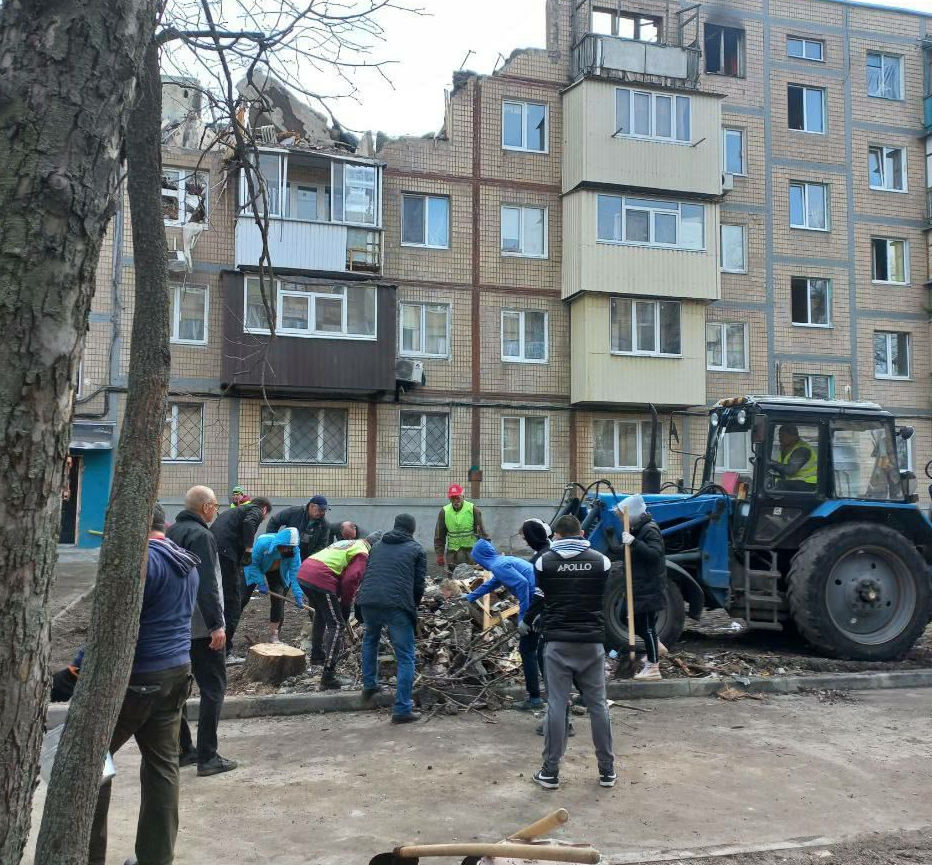 Жители Харькова убирают мусор в городе вместе