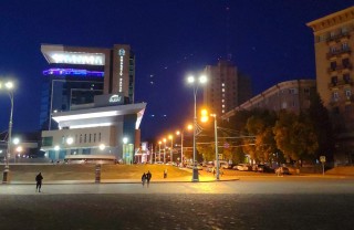 Отель Харьков Палас и Гостиница Харьков на площади Свободы вечером