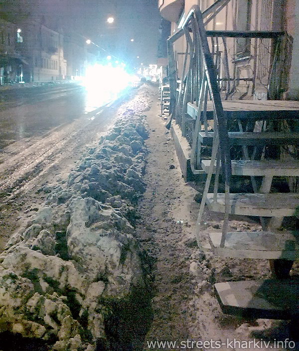 Снег на тротуаре на ул. Полтавский Шлях