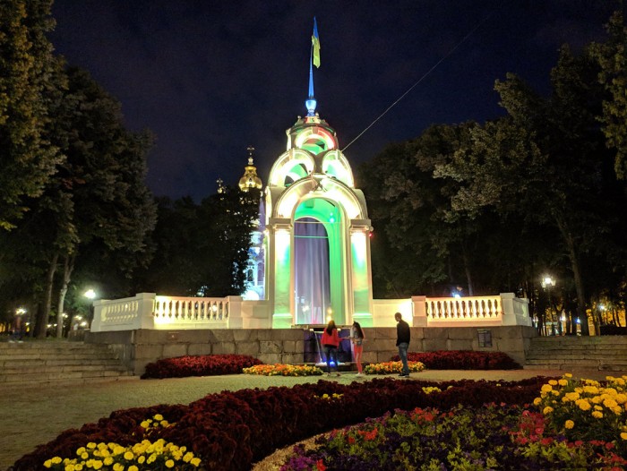 Зеркальная (Стеклянная) струя, вечернее фото, город Харьков