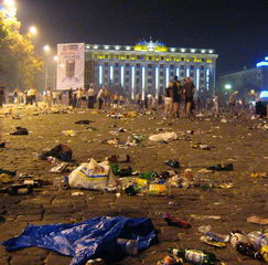 Мусор на площади Свободы