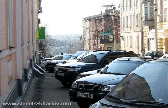 Переулок Кравцова в Харькове, нарушение правил парковки авто
