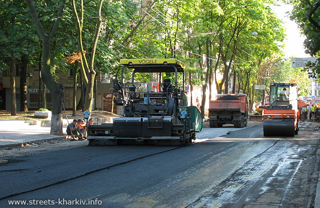 Ремонт дороги и укладка асфальта на улице Пушкенской