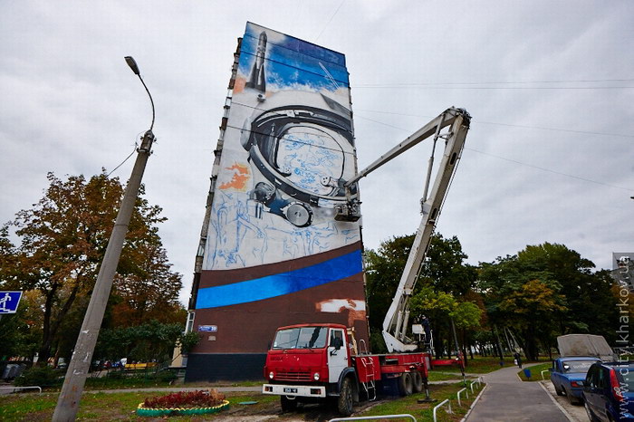 Гагарин на проспекте Гагарина в Харькове