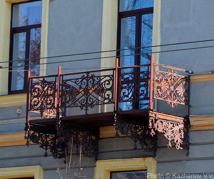 Крысивый кованый балкончик