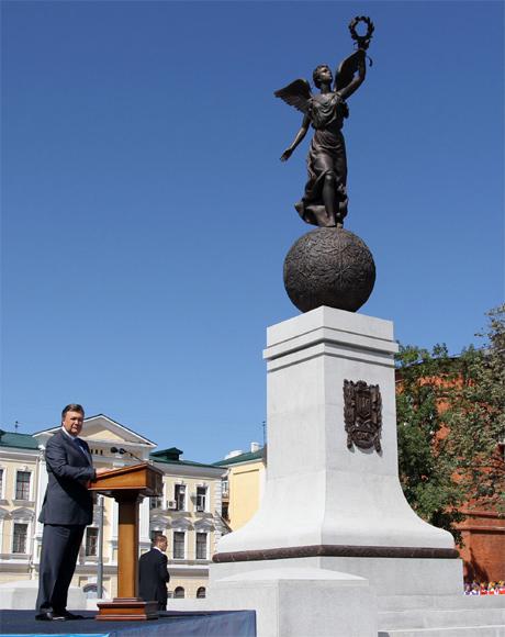Янукович в Харькове открывает памятник, 2012