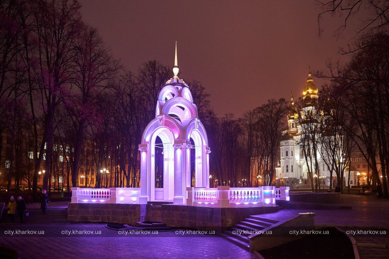 Зеркальная стеклянная струя в Харькове, символ города