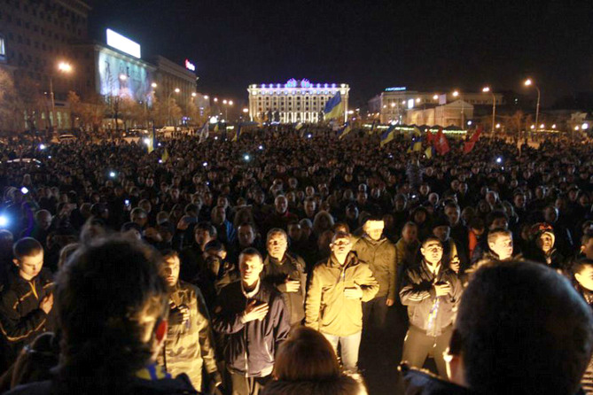 22 февраля, Харьков, площадь Свободы, митинг у Ленина