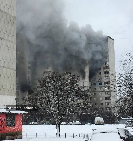 Пожары в домах Харькова в результате обстрелов