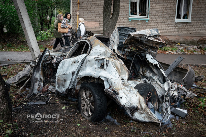 Сгоревший автомобиль в результате обстрела Харькова