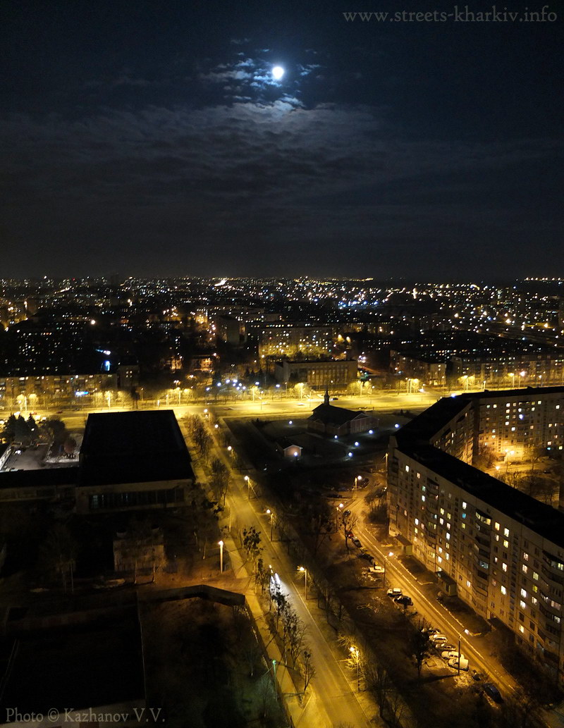 Місяць над нічним Харківом