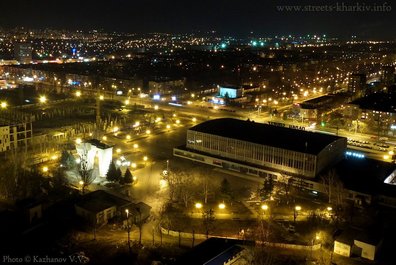 Місто Харків вночі сяє