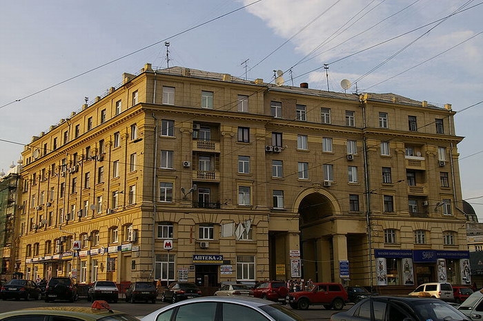 здание на площади Конституции, раньше здесь біла гостиница Красная (Метрополь)