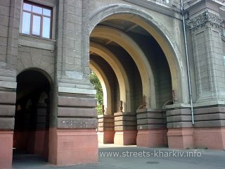 Дом с большой аркой на Харьковской набережной