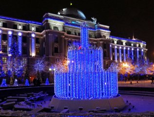 Ледяной световой фонтан на Привокзальной площади