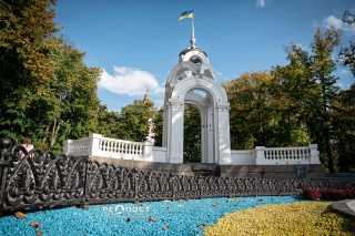 Зерка́льная струя́, или Стекля́нная струя, Памятник Победы — беседка и фонтан в Харькове. Главный символ города