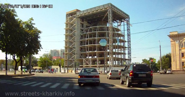 Шар в кубе - будущий торгово-офисный центр
