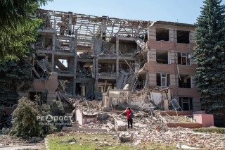 20 и 21 июня оккупанты ночью разбомбили учебное заведение, коммерческие и жилые постройки. 