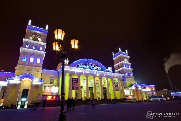 Здание вокзала ЮЖД в Харькове, украшенное к новогодним праздникам