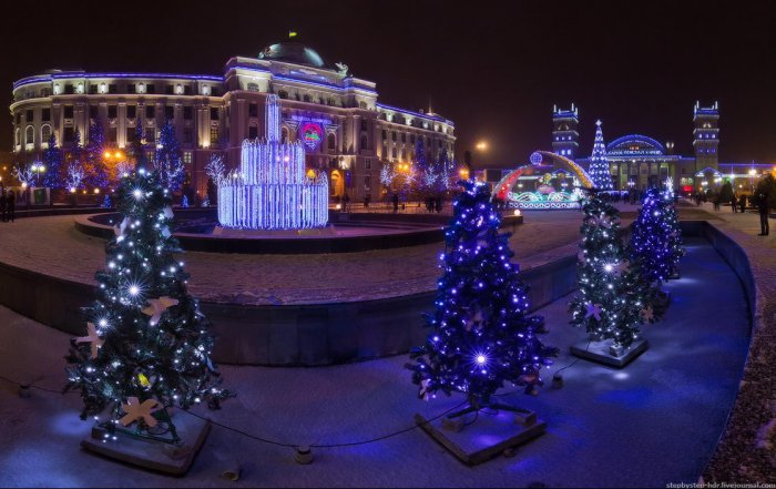 Новогодняя привокзальная площадь. Январь 2012