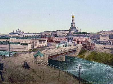 Вид через реку Лопань на Университетскую горку. Открытка конца XIX века