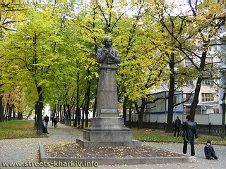 Памятник Николаю Васильевичу Гоголю на Театральной площади Харькова