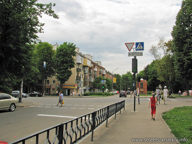 Перекрёсток улиц Тобольской и проспекта Ленина
