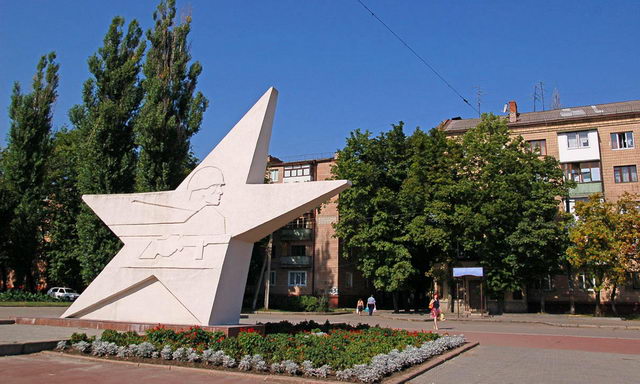 Памятный знак посвящен десяти дивизиям Красной Армии, освобождавшим Харьков и получившим почетные наименования Харьковских