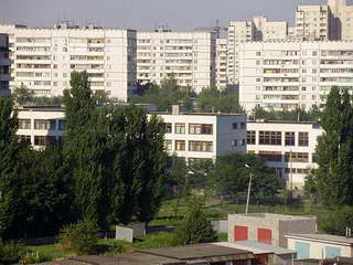 Школа на улице Метростроителей и вид на Северную Салтовку