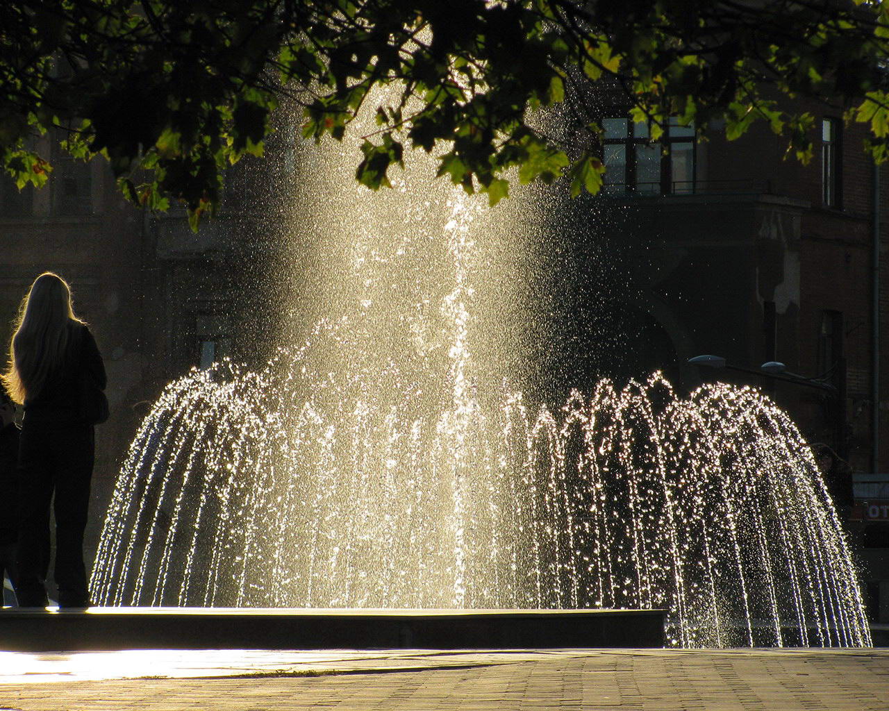 Брызги фонтана у Оперного в Харькове