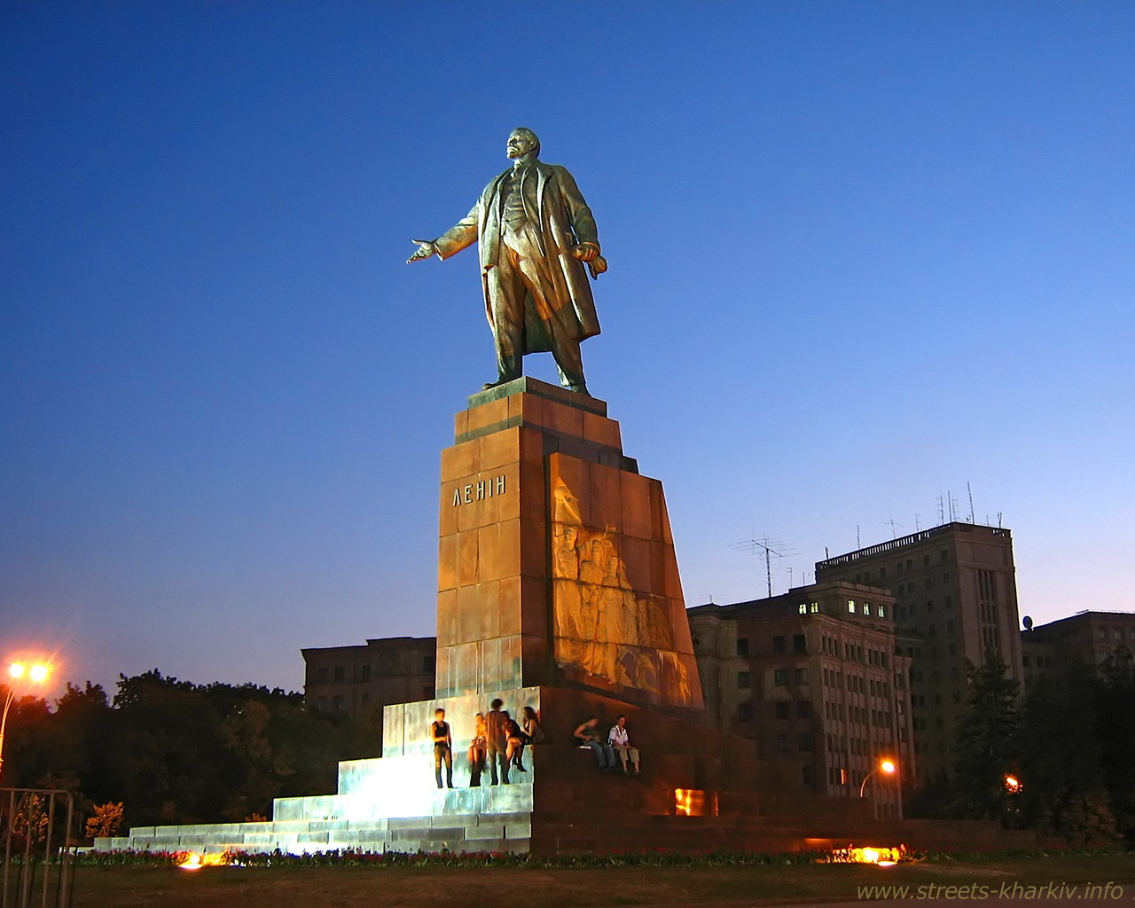 Памятник Ленина на площади в Харькове