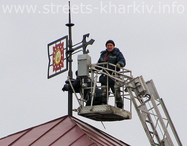 Установка флюгера на башню пожарнйо части. 25 ноября 2011 г.